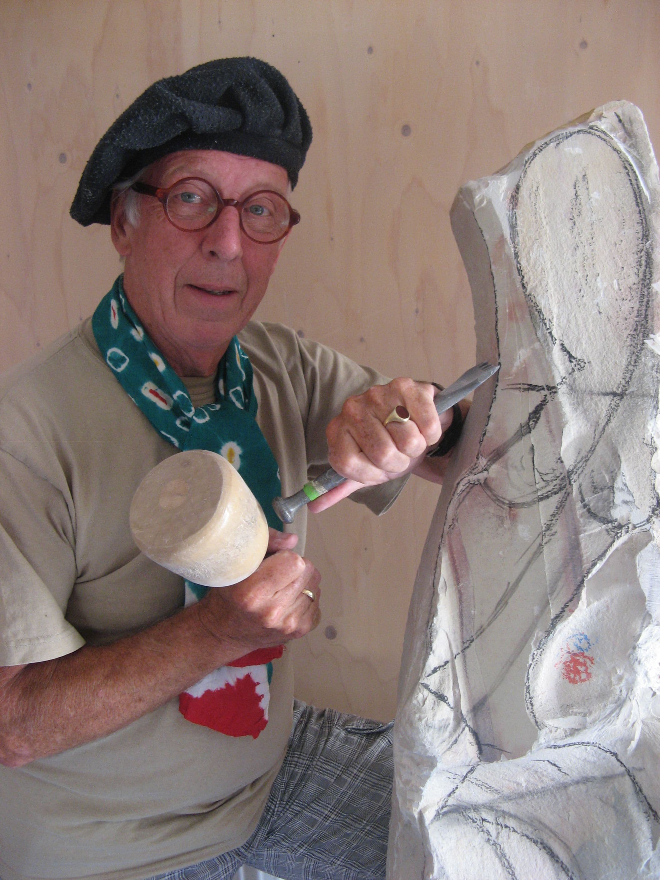Portret van Gerrit van den Berg in zijn werkplaats in Bergen.